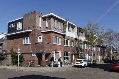 914117 Gezicht op de huizen Van Swindenstraat 34 (links) -hoger te Utrecht, met links de hoek met de Bosschastraat.